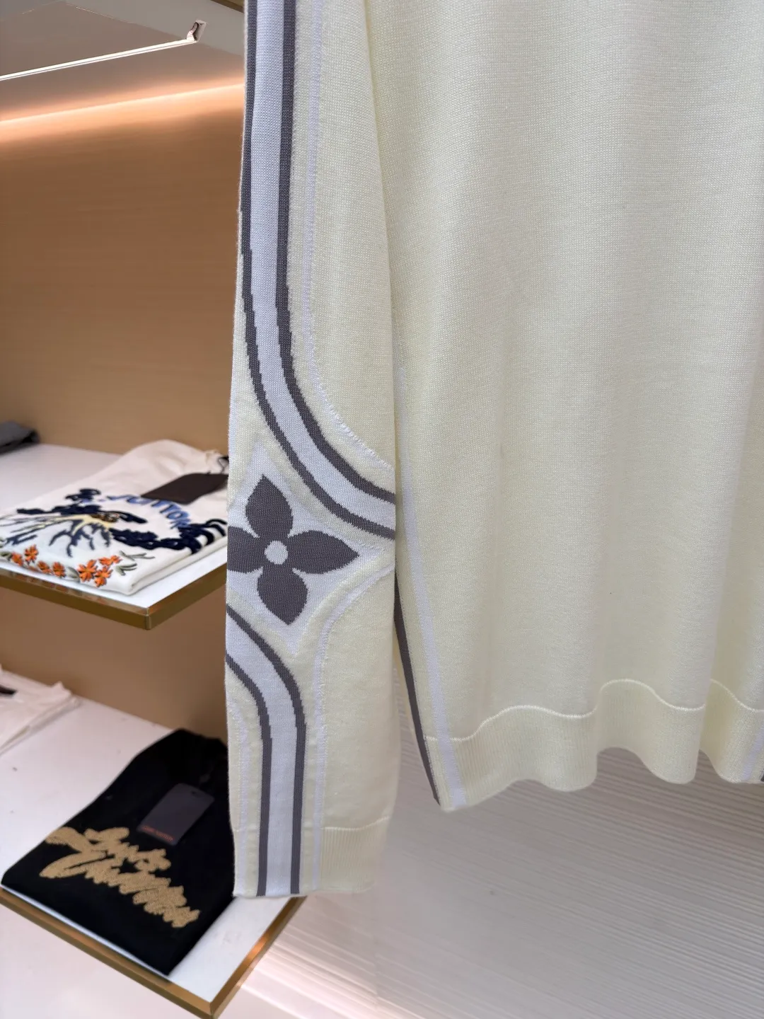 LOUIS VUITTON SKI ski series letter arm floral sweater ●Original version: purchased and developed by 14372 ●Item number: 1681678-A95 ●Fabric: wool blended fabric ●Technology: jacquard knitting ●Color: off-white ●Version: fitted version ●Weight: about 540 grams ●Size: S-M-L-XL ●Description: This knitted sweater is made of high-count combed wool and cashmere blended fabric. It has undergone multiple worsts spinning processes to ensure that the fiber is soft and not easy to pill. The ready-made garments use computerized flat knitting jacquard technology to precisely weave the brand's iconic Monogram pattern and geometric line patterns on both sides of the sleeves, creating clear layers and a strong three-dimensional effect. The LV embroidery on the chest uses precision flat embroidery technology, and the stitching is even and delicate, integrating with the body. The collar, cuffs and hem are all ribbed and have moderate elasticity, which not only ensures wearing comfort but also effectively prevents deformation. The overall tailoring follows ergonomics, and the fit is loose yet stiff. After multiple fitting adjustments, it ensures free movement. The dyeing process uses environmentally friendly reactive dyes, which have soft colors and are not easy to fade. At the same time, strict washing and color fixing treatments make the clothes feel smoother. From yarn selection to garment completion, every step undergoes strict quality inspection to ensure high quality and durability. The overall wiring is straight and delicate, the fabric is comfortable and soft, and the color is consistent without color difference. It can be matched with the same style to create a fashionable look and control various occasions. Customized accessories, complete with three standards, same style for men and women!